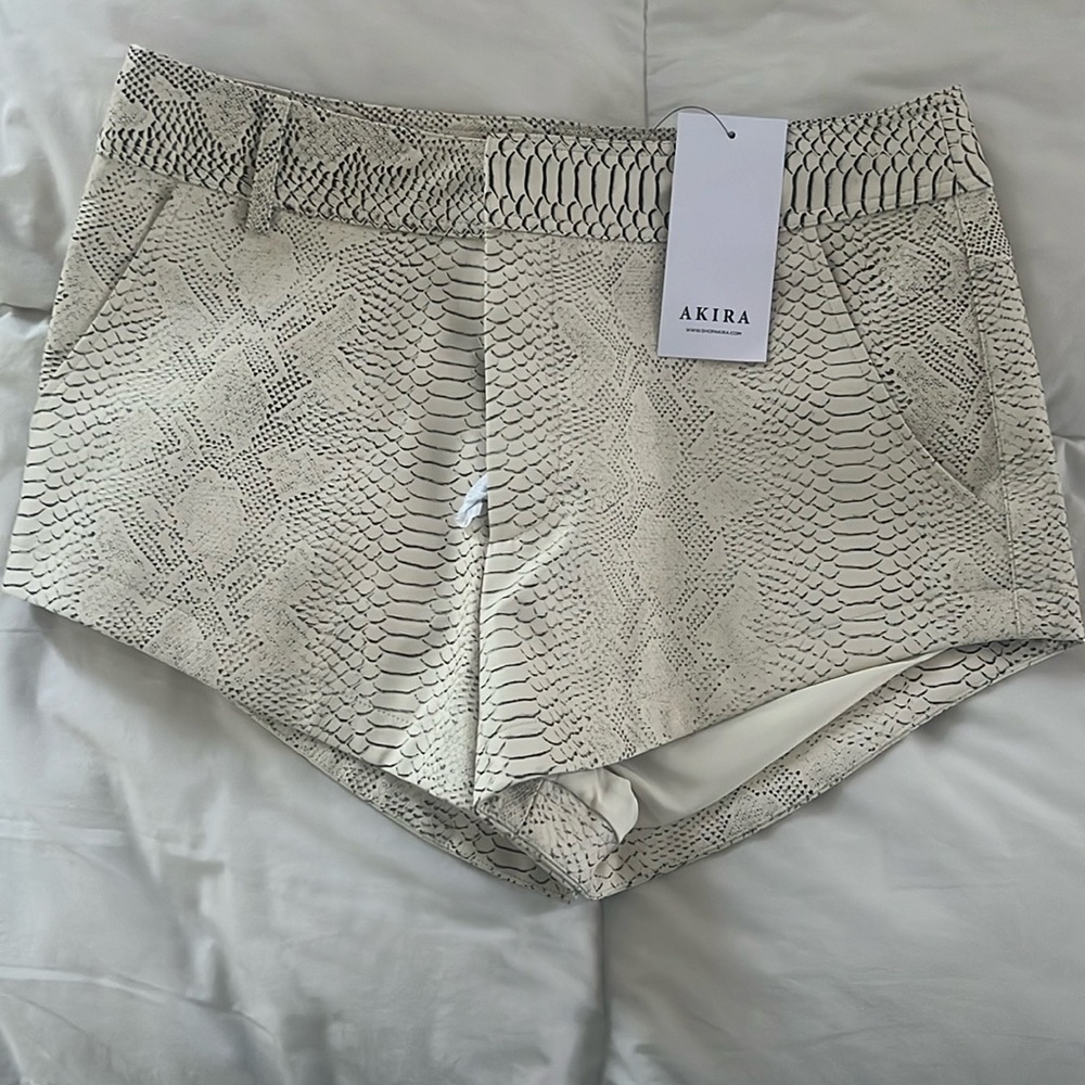 AKIRA ASHTIN OVERSIZED SNAKE PRINT MINI SHORTS. SIZE: SMALL